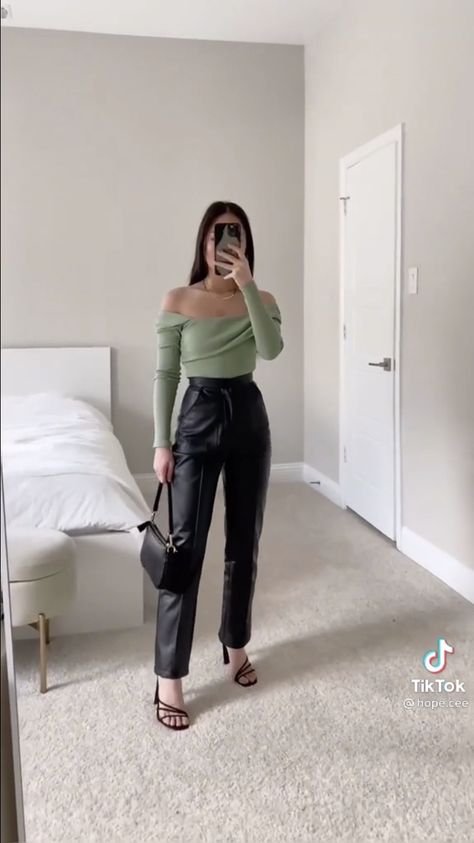 Outfits Fo, Leather Pants Outfit, Estilo Indie, Night Out Outfit, Causual Outfits, Cute Comfy Outfits, Formal Outfit, Winter Fashion Outfits, Night Outfits