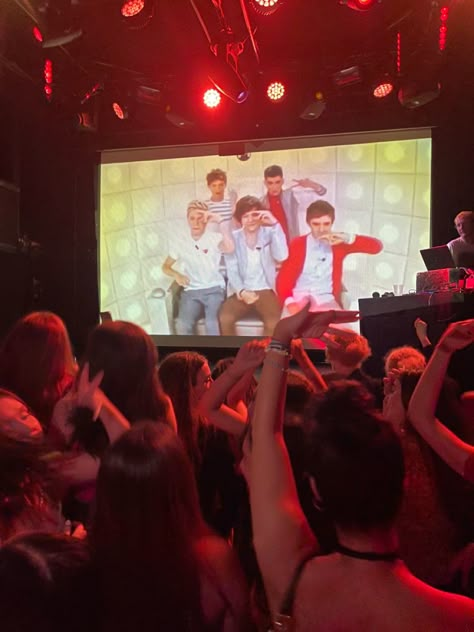 One direction night One Direction Party Aesthetic, One Direction Party, Nyc Club, Vision Bored, Friendship Party, York Aesthetic, New York Aesthetic, 2024 Vision, Night Aesthetic