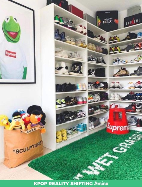 Sneaker Wall Decor, Bedroom Sneakerhead, Sneakers Room Ideas, Aesthetic Rooms For Guys, Shoe Room Design, Sneaker Room Aesthetic, Hypebeast Nursery, Sneaker Room Decor, Shoe Room Ideas