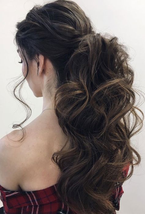 No fuss updo! No need to go all out date night and do some crazy-complicated hairstyle. these gorgeous ponytail hairstyles are also perfect for... Wedding Hairstyles Updo Ponytail, Wavy Ponytail Wedding Hair, Curly Hair Pony Tailed Hairstyle, Curly Wavy Ponytail, Long Wavy Hair Ponytail, Curly Ponytail Wedding, Volumized Ponytail Wedding, Brunette Bridesmaid Ponytail, Wavy Ponytail Bride