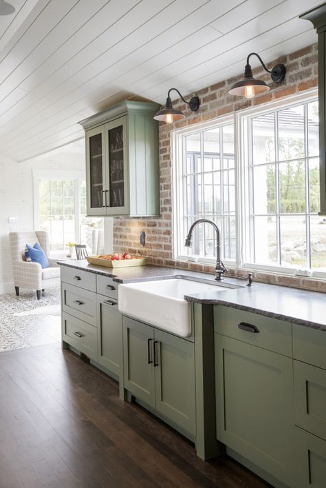 Green Kitchens, Diy Kitchen Renovation, Cottage Kitchens, Classic Kitchen, Green Cabinets, Kitchen Redo, Cottage Kitchen, Unique Homes, Kitchen Remodel Idea