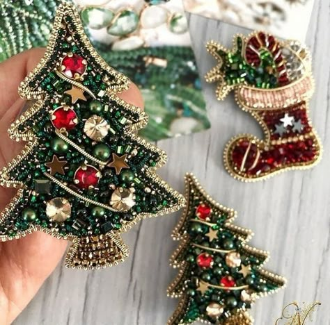 Bead Embroidery Christmas Tree, Unconventional Christmas Trees, Christmas Beads Craft, Embroidery Christmas Ornaments, Advent Calendar Diy, Old Mirrors, Felt Crafts Christmas, Beaded Christmas Ornaments, Christmas Bead