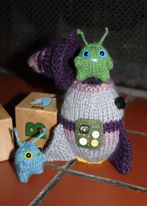 Free Pattern: Mini Aliens Alien Crochet Pattern, Knit Monster Pattern Free, Mini Alien Crochet Pattern Free, Crochet Alien Keychain Free Pattern, Crochet Alien Keychain, Fabric Doll Pattern, Knitted Mittens Pattern, Knit Headband Pattern, Knitted Toys Free Patterns