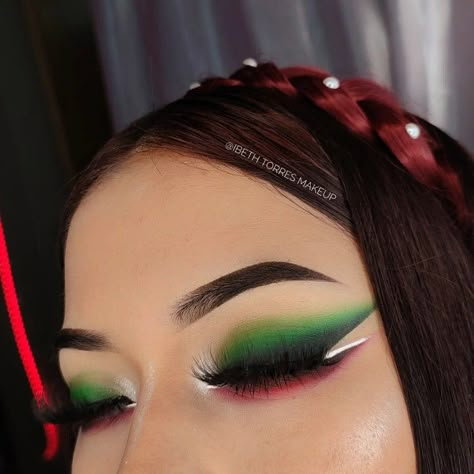 #maquillajemexicano #makeuppatrio 5 De Mayo Makeup Ideas, 16 De Septiembre Makeup Ideas, Mexican Makeup, Christmas Eyeshadow, Seasonal Makeup, Christmas Makeup Look, Glamour Makeup, Christmas Makeup, Diy Makeup