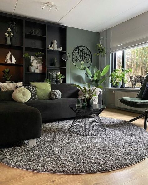 Dark Green Living Room, Green Living Room Decor, Dark Living Rooms, Dark Home Decor, Living Room Green, Design Living Room, Living Room Inspo, Apartment Living Room, Home Wallpaper