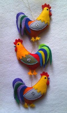 Rooster Patterns Free, Rooster Crafts Diy, Chicken Felt Ornament, Felt Chicken Ornament, Felt Chicken Pattern, Felt Rooster, Felt Crafts Flowers, Felt Chicken, Rooster Craft