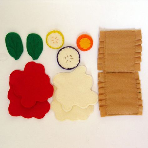 Felt lasagne Felt Lasagna, Lasagna With Noodles, Play Food Diy, Food Lasagna, Doll Printables, Play Props, Lasagna Noodles, Toy Kitchen Set, Faux Food