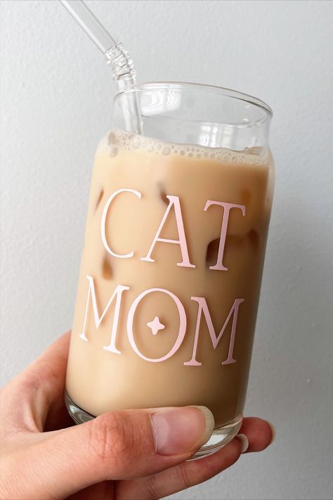 Glass coffee mug with the words "cat mom" on it in light pink vinyl. Iced Coffee Mug, Matcha Cup, Mug Aesthetic, Glass Cat, Iced Coffee Cup, Aesthetic Coffee, Glass Mug, Mom Coffee, Mom Mug