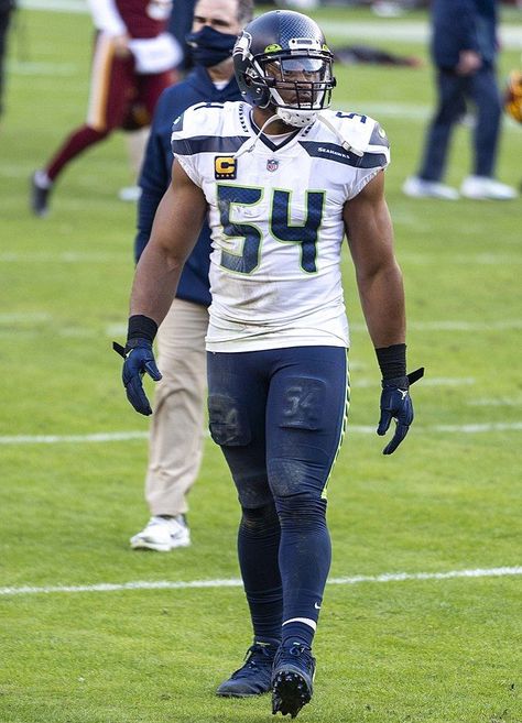 Conventional or hybrid, linebackers are very important in the NFL. Hop in as we take a look at the Top 12 NFL Linebackers of this year. Linebacker Drip, Bobby Wagner, Nfl Football Pictures, Seahawks Football, Football Pictures, 12th Man, Seattle Seahawks, Denver Broncos, Nfl Football