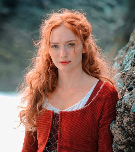 Eleanor Tomlinson as Demelza Poldark in “Poldark” (2015). Ginger Actress, Eleanor Tomlinson Poldark, Medieval Girl, Poldark 2015, Demelza Poldark, Female Faceclaims, Anthony Bridgerton, Portrait Reference, Eleanor Tomlinson