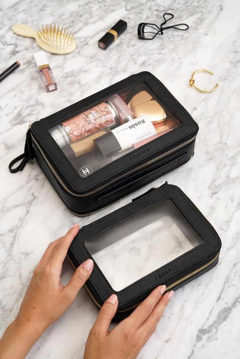 Travel Makeup Essentials, Makeup Pouches, Alat Makeup, Clear Makeup Bags, Makeup Haul, Makeup Travel Case, Perfect Makeup, Makeup Bags Travel, Look Book