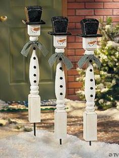 DIY spindle snowman Crafts Snowman, Diy Christmas Snowman, Diy Snowman Decorations, Diy Schneemann, Outdoor Christmas Diy, Snowman Crafts Diy, Christmas Diy Wood, Christmas Garden Decorations, Pretty Christmas Decorations