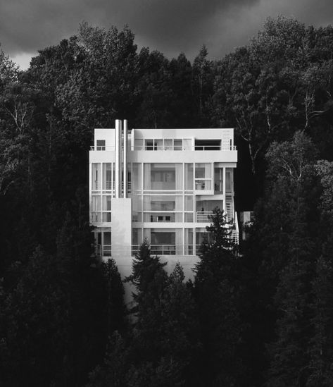 Douglas House / Richard Meier & Partners Architects Douglas House, Architecture Cool, Richard Meier, Philip Johnson, Harbor Springs, Ludwig Mies Van Der Rohe, Santiago Calatrava, Walter Gropius, Renzo Piano