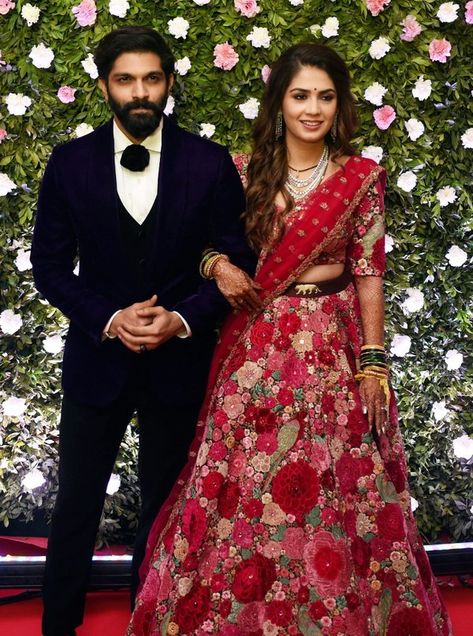 Maharashtrian Bride And Groom Outfits, Reception Poses, Raj Thackeray, Maharashtrian Bride, Red Bridal Lehenga, Reception Outfits, Indian Wedding Poses, Bride And Groom Outfits, Bridal Lehenga Designs