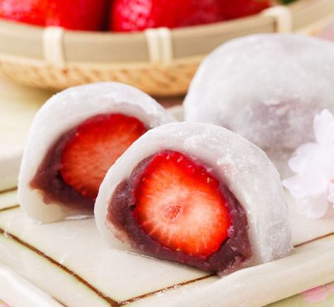 Red Bean Mochi, Ichigo Daifuku, Desserts Japonais, Japanese Food Traditional, Thanksgiving Sweet Treats, International Desserts, Mochi Ice Cream, Sweet Red Bean, Red Bean