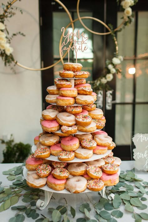 24 Doughnut Cakes for Any Wedding Style Donut Dessert Table, Doughnut Wedding Cake, Donut Wedding Cake, Backyard Engagement, Donut Tower, Dessert Items, Wedding Donuts, Donut Dessert, Doughnut Cake