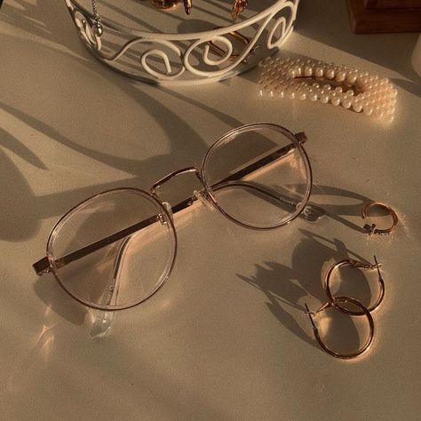 Gold Rimmed Glasses Aesthetic, Gold Round Glasses Aesthetic, Rose Gold Glasses Aesthetic, Gold Glasses Frames Aesthetic, Wire Glasses Aesthetic, Cottagecore Glasses, Round Glasses Aesthetic, Glasses Frames Aesthetic, Eyeglasses Aesthetic