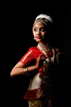 Bharatanatyam Costume, Bharatanatyam Dancer, Red Dance, Indian Classical Dancer, Body Painting Festival, Bharatanatyam Poses, Dance Of India, Umbrella Photography, Dance Background