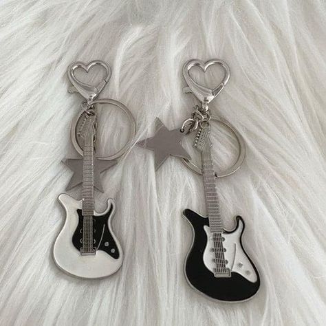 Y2k Guitar, Guitar Keys, Harajuku Aesthetic, Matching Keychains, Keychain Accessories, Car Key Ring, Punk Vintage, Celtic Knots, Chain For Women