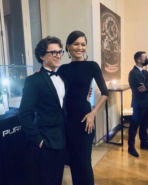 @iconicpairings on Instagram: “Ballon d‘Or impressions ✨” Tom Hallond, Zendaya Spiderman Homecoming, Tom And Zendaya, Taller Girlfriend, Tom Holland And Zendaya, Professional Beard, Soul Train Awards, Tom Holland Zendaya, Couple Fits