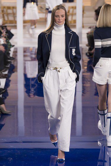 Ralph Lauren Spring 2018 Ready-to-Wear Fashion Show Collection: See the complete Ralph Lauren Spring 2018 Ready-to-Wear collection. Look 13 Ralph Lauren Womens Clothing, Ralph Lauren Fall, Ralph Lauren Style, Androgynous Fashion, Nautical Fashion, Navy Fashion, Ralph Lauren Outfits, Fashion Show Collection, Mode Inspiration