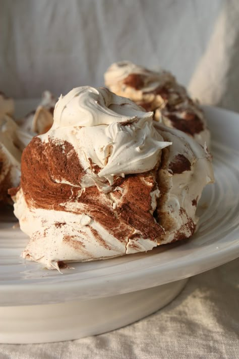 Ottolenghi Meringues, Meringue Nests, Yotam Ottolenghi Recipes, Meringue Desserts, Ottolenghi Recipes, Pavlova Recipe, Yotam Ottolenghi, Food Cakes, Pavlova