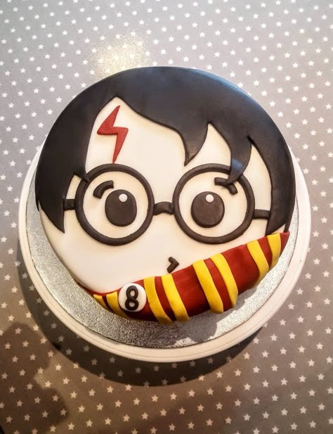 Happy Birthday Harry Potter Cake, Harry Potter Theme Cakes, Harry Potter Simple Cake, Easy Harry Potter Cakes, Harry Potter Easy Cake, Harry Potter Cake Ideas Easy, Harry Potter First Birthday Cake, Harry Potter Party Cake, Dort Harry Potter