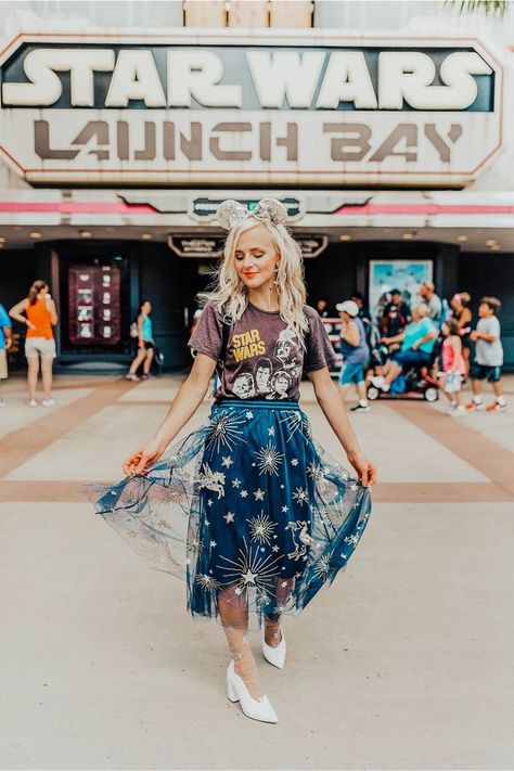 girl standing up with hands on skirt Disney Black Outfit, Star Wars Tshirt Outfit, Fashion Disney Outfits, Star Wars Nite Outfits, Disneyland Dress Outfit, Star Wars Outfits Women Casual, Looks Disney Park, Out Of This World Theme Outfit, Galaxys Edge Outfit