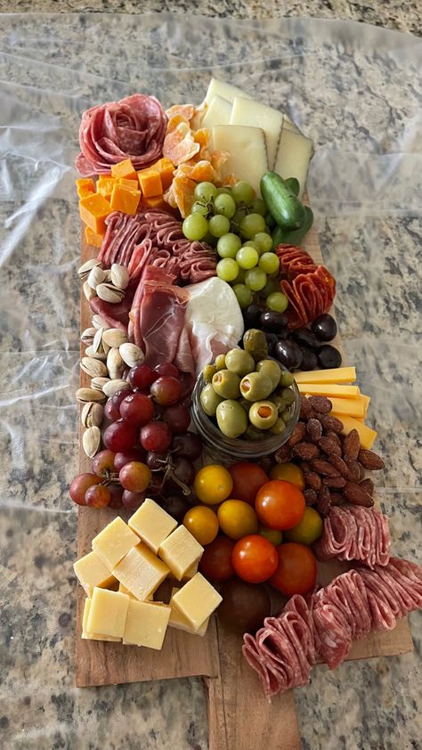 Protein Charcuterie Board, Charcuterie Meats, Lean Protein Meals, Catering Ideas Food, Charcuterie Inspiration, Charcuterie Platter, Charcuterie Recipes, Cocktail Drinks Recipes, Lean Protein