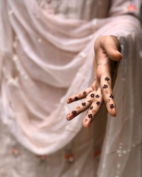 Abstract Henna Designs, Henna Designs Minimal, Simple Henna Designs For Beginners, Flower Henna Design, Mehndi Designs Wedding, Minimal Henna Designs, Aesthetic Henna, Minimal Henna, Henna Designs For Beginners