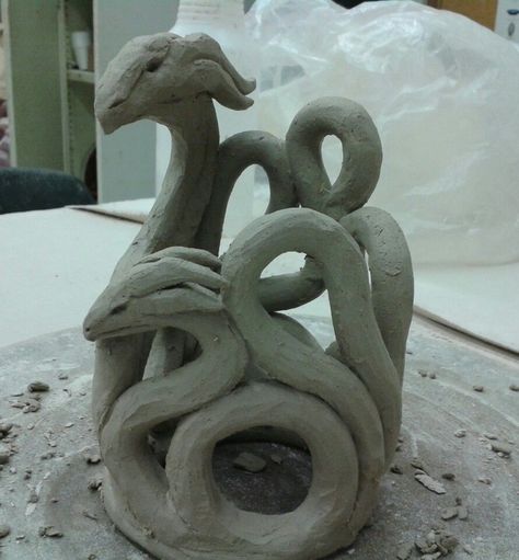 Making Clay Sculptures, Coil Pots Ideas Design, Clay Coil Ideas, Coiling Clay Ideas, Coiled Ceramics Ideas, Coil Clay Projects Ideas, Fairy Clay Sculpture, Animal Coil Pots, Easy Clay Sculpture Ideas Aesthetic