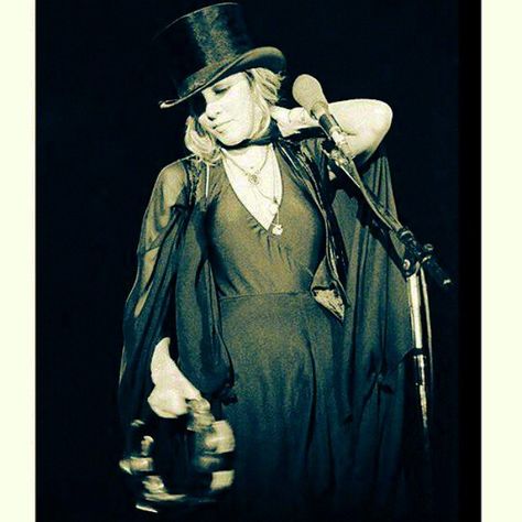 Stevie Nicks  Top Hat & Tambourine Tuesday  #StevieNicks #fleetwoodmac #tophat #tambourine #tophattuesday #chiffon #tambourinetuesday #seventies #70s Stevie Nicks Top Hat, Buckingham Nicks, Stevie Nicks Style, Stephanie Lynn, Lindsey Buckingham, Rock Queen, Stevie Nicks Fleetwood Mac, Like A Cat, Tambourine