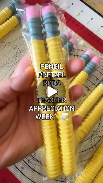 Sweets R Poppin’ | Angelica on Instagram: "Starting on the Teacher Appreciation treats with Pencil Pretzel Rods!✏️📝  I used @stoverandcompany Sweet Shoppe Ultra White and colored it with @colour.mill Yellow and Lemon and Hot Pink for the chocolate coating.  Then I used @poppypaints in Black and White and mixed the two to get the gray!  #teacherappreciation #teachergifts #chocolatedipped #chocolate #chocolatecovered #chocolovers #chocolatecoveredpretzels #pretzels #chocolatepretzels #smallbusiness #spotsylvania #spotsylvaniava #fredericksburgva #sweetsrpoppin #treatmaker #dippedtreats #supportsmallbusiness #virginia #treats #gifts #tutorial #tutorials #backtoschool #teacherappreciationgift #teacherappreciationweek #teacherappreciationgifts #teachersappreciationtreats #teachergift #pretzelr Harry Potter Chocolate Covered Pretzels, Pencil Chocolate Covered Pretzels, Soccer Pretzel Rods, Back To School Chocolate Covered Oreos, Back To School Pretzel Rods, Treats For Teachers Appreciation, Stick Pretzel Treats, Back To School Teacher Snacks, Back To School Pretzels