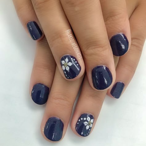 Navy Blue Manicure Ideas, Navy Wedding Nails Bridesmaid, Navy Blue Spring Nails, Navy Spring Nails, Blue Nail With Flower, Navy Nails With Flowers, Dark Blue Nail Art Short Nails, Nails For A Blue Dress, Navy Wedding Nails