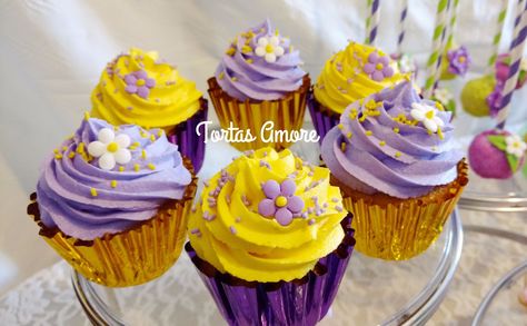 Cupcakes Rapunzel Tangled Theme Cupcakes, Tangled Birthday Cupcakes, Tangled Rapunzel Cupcakes, Tangled Inspired Desserts, Rapunzel Cupcakes Ideas, Tangled Cupcakes Ideas, Rapunzel Dessert Table, Rapunzel Desserts, Merida Cupcakes