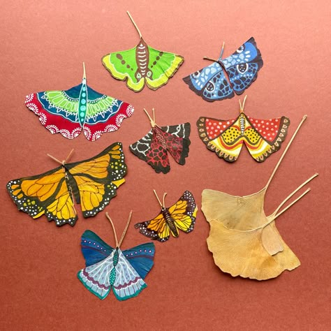 Ginko Leaf Crafts, Crafts With Ginko Leaves, Leaf Bugs Craft, Ginko Leaf Craft, Art Made From Nature, Ginko Butterfly Diy, Art With Leaves For Kids Nature Crafts, Ginko Leaf Butterflies, Elementary Leaf Art Project