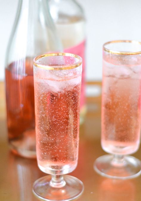 Blushing Bouquet Tom Collins- rose lemonade, moscato, and gin Birthday Party Ideas For Adults, Party Ideas For Adults, Rose Lemonade, Gold Drinks, Citrus Cocktails, Rose Cocktail, Vanilla Milkshake, Tom Collins, Gin Fizz