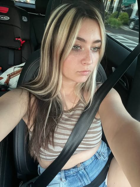 Dark Stripes Blonde Hair, Bangs With Chunky Highlights, Zebra Highlights Hair, Bleached Strip Of Hair, Striped Bleached Hair, Blonde With Brown Chunks, Brunette With Blonde Streaks, Bleached Stripes Hair, Chunky Blonde And Brown Highlights