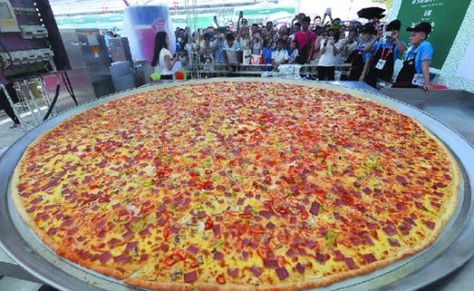 Worlds largest pizza in xinjiang http://ift.tt/29yY76w Yummy Lunch Recipes, Big Pizza, Large Pizza, Giant Food, Pizza Pie, Sweet Snacks Recipes, Big Meals, Hawaiian Pizza, Chicken Dinner Recipes