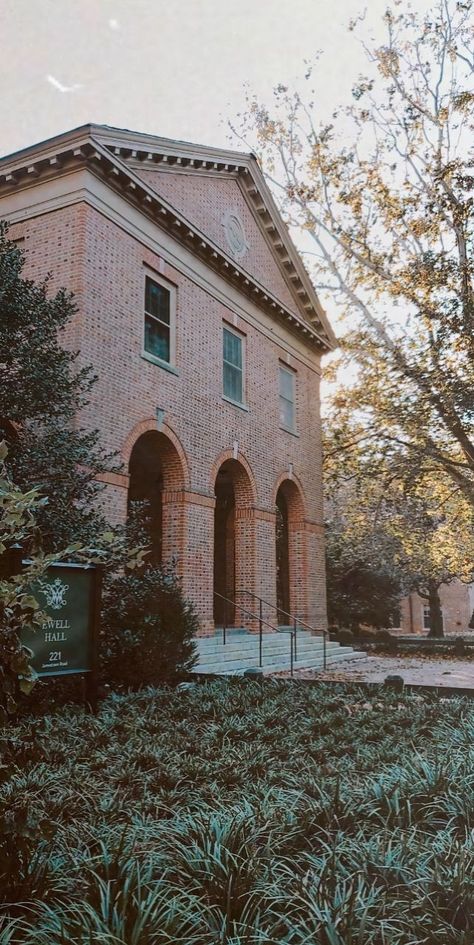 William And Mary Dorm, Southern Academia, William And Mary College, College Aesthetic, William And Mary, Senior Project, Dream College, Right Side, House Styles