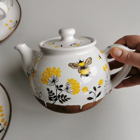 Hand painted bees, bumblebees by Osokaart Teapot with bee, mug with bee Painted Teapot Ideas, Hand Painted Teapot, Tea Pot Painting Ideas, Tea Pot Painting, Painted Bees, Teapot Ideas, Bee Mug, Bee Stuff, Painted Teapot