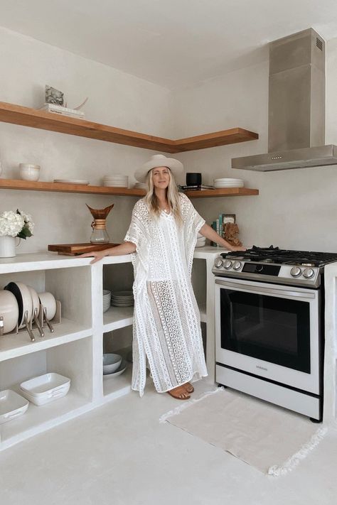 White Concrete Kitchen, Comfy Sectional, 2022 Kitchen, Inviting Kitchen, Spanish Bungalow, Concrete Kitchen, Kitchen Trends, Boho Chic Decor, Beautiful Kitchens