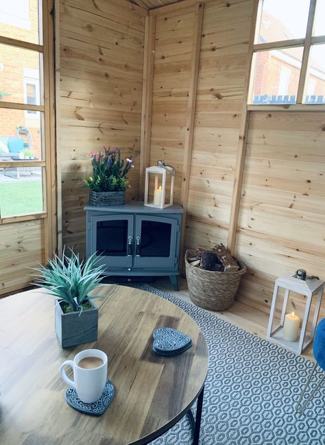 Shed Fireplace, Wooden Summer House Interior, Outdoor Shed Interior Ideas, Interior Summer House Ideas, Summer House Interior Design, Garden Summer House Ideas Interior, Cosy Summer House Interior, Garden Room Decor Ideas, Summerhouse Interiors Ideas Inspiration