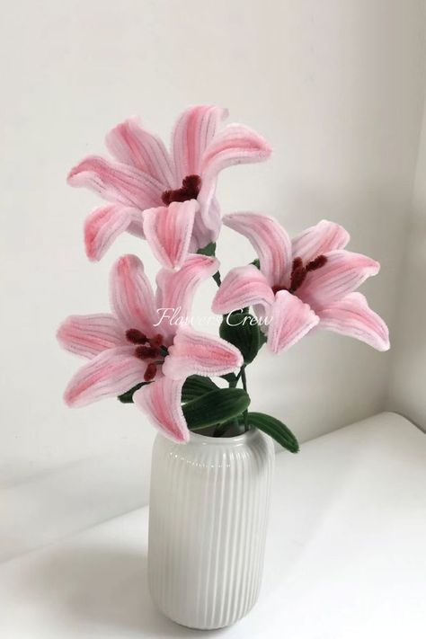 Pink lily flowers for table flower centerpiece, handmade lilies for home decor, event decor Paper Flower Projects, Lily Centerpieces, Flower Projects, Clean Flowers, Piping Flowers, Pipe Cleaner Flowers, Make Paper Flowers, Fleurs Diy, Easy Paper Flowers