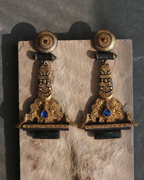 Ancient Indian Jewelry Antiques, Apala By Sumit Jewellery, Celeb Earrings, Indian Antique Jewellery, Bhavya Ramesh, Mauryan Empire, Carved Stone Jewelry, Jewelry History, Desi Jewelry