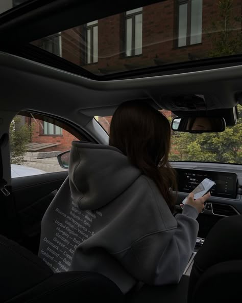 Car Woman Aesthetic, Girl With Car Aesthetic, Car Aesthetic Pictures, Woman In Car, Shotting Photo, Pose Fotografi, Instagram Photo Inspiration, Reykjavik, Insta Photo Ideas