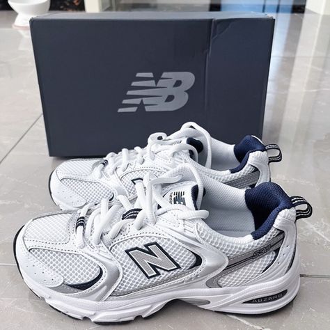 New Balance 530 White with Natural Indigo Size 7.5 New Balance 550 Colors, New Balance 530 White, Mac Wallpapers, Tennis Top, Shoes New Balance, Pretty Shoes Sneakers, Tennis Tops, Gym Outfits, Aesthetic Shoes