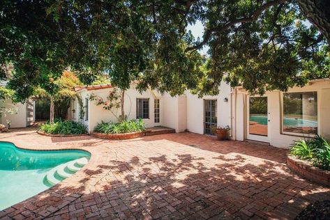 Patio in 2017 Marilyn Monroe House, Brentwood Los Angeles, Old Hollywood Homes, Marilyn Monroe Old, American Mansions, Hacienda Style, Spanish Style Homes, Carmel By The Sea, Random Ideas