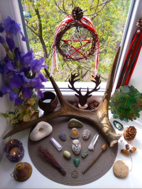 Beltane Altar Ideas, Beltane Alter, Cernunnos Altar, Pagan Altar Inspiration, Wiccan Altar Ideas, Witch Altar Inspiration, Beltane Aesthetic, Beltane Altar, Wiccan Sabbats