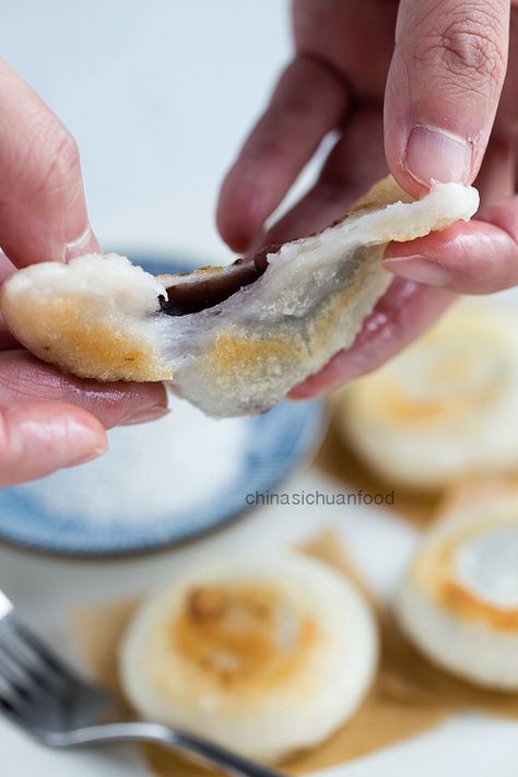 Sticky Rice Cakes, Sticky Rice Cake, Sichuan Food, Dim Sum Recipes, Rice Desserts, Rice Cake Recipes, Asian Dessert, Korean Dessert, Asian Sweets